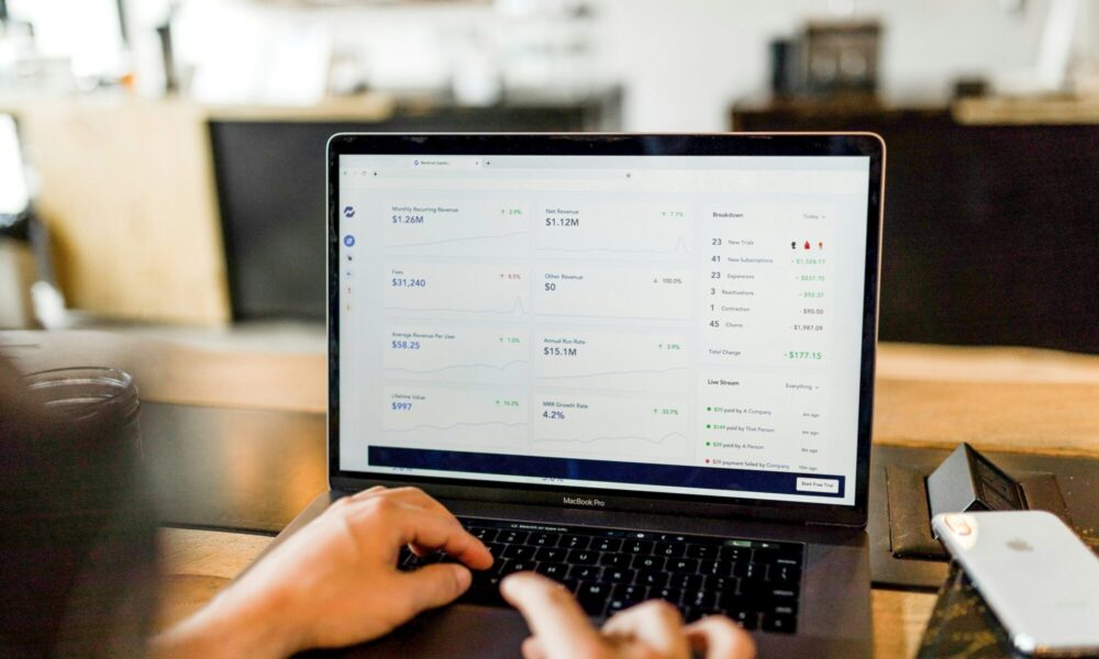 from-startups-to-scaleups:-the-non-negotiables-of-building-trust-in-saas